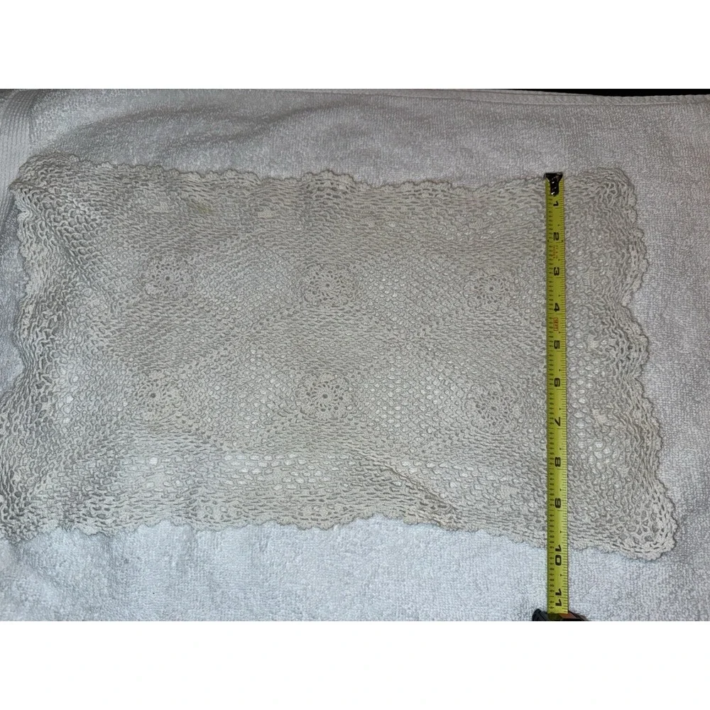 Vintage Dresser/Table Doilies Set Of 2.‎ Matching Set, White